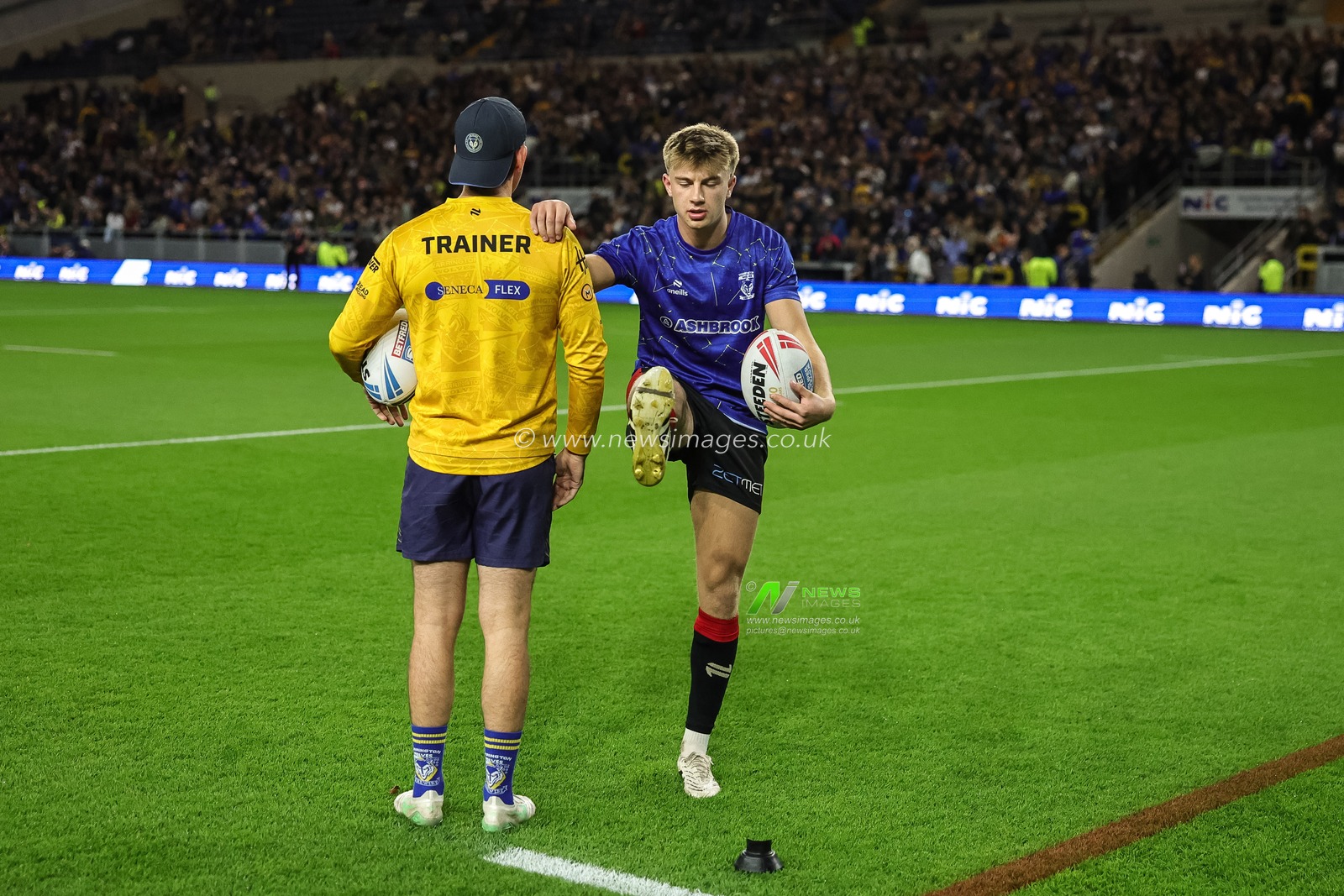Ewan Irwin of Warrington Wolves in the pre-game warm up during the Betfred Super League Play-off Semi-Final match Leeds Rhinos vs Warrington Wolves at AMT Headingley Stadium, Leeds, United Kingdom on 25 September 2026

(Photo by Mark Cosgrove/News Images)
