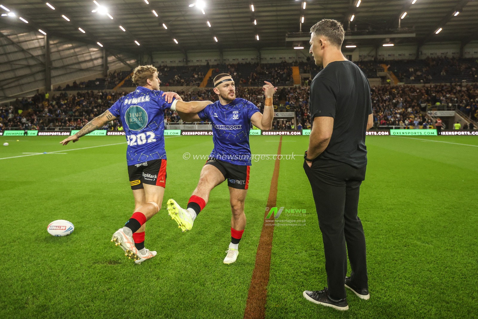 Danny Walker of Warrington Wolves speaks to Sam Burgess manager of Warrington Wolves in the pregame warmup session during the Betfred Super League Play-off Semi-Final match Leeds Rhinos vs Warrington Wolves at AMT Headingley Stadium, Leeds, United Kingdom on 25 September 2026

(Photo by Alfie Cosgrove/News Images)