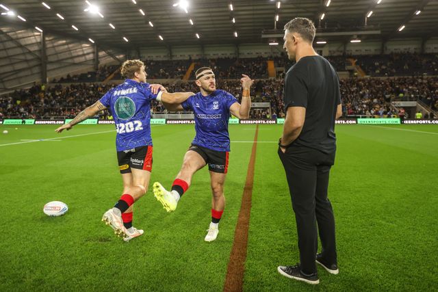 Danny Walker of Warrington Wolves speaks to Sam Burgess manager of Warrington Wolves in the pregame warmup session during the Betfred Super League Play-off Semi-Final match Leeds Rhinos vs Warrington Wolves at AMT Headingley Stadium, Leeds, United Kingdom on 25 September 2026

(Photo by Alfie Cosgrove/News Images)