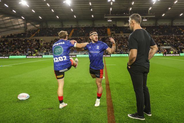 Danny Walker of Warrington Wolves speaks to Sam Burgess manager of Warrington Wolves in the pregame warmup session during the Betfred Super League Play-off Semi-Final match Leeds Rhinos vs Warrington Wolves at AMT Headingley Stadium, Leeds, United Kingdom on 25 September 2026

(Photo by Alfie Cosgrove/News Images)