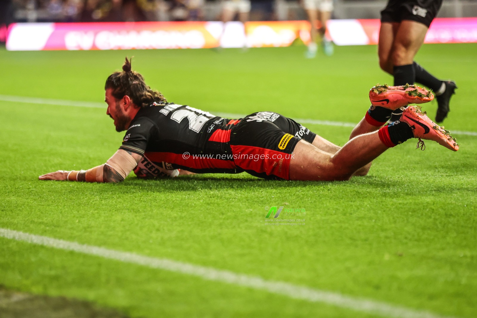 James Bentley of Warrington Wolves goes over for a try during the Betfred Super League Play-off Semi-Final match Leeds Rhinos vs Warrington Wolves at AMT Headingley Stadium, Leeds, United Kingdom on 25 September 2026

(Photo by Alfie Cosgrove/News Images)