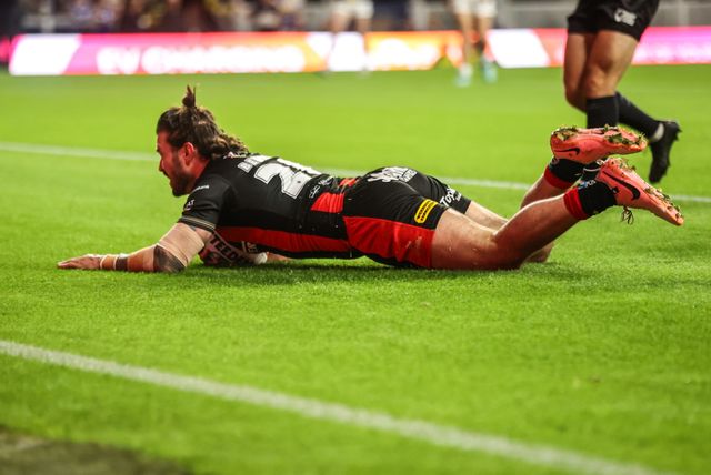 James Bentley of Warrington Wolves goes over for a try during the Betfred Super League Play-off Semi-Final match Leeds Rhinos vs Warrington Wolves at AMT Headingley Stadium, Leeds, United Kingdom on 25 September 2026

(Photo by Alfie Cosgrove/News Images)
