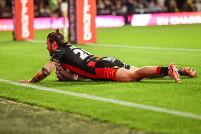 James Bentley of Warrington Wolves goes over for a try during the Betfred Super League Play-off Semi-Final match Leeds Rhinos vs Warrington Wolves at AMT Headingley Stadium, Leeds, United Kingdom on 25 September 2026

(Photo by Alfie Cosgrove/News Images)