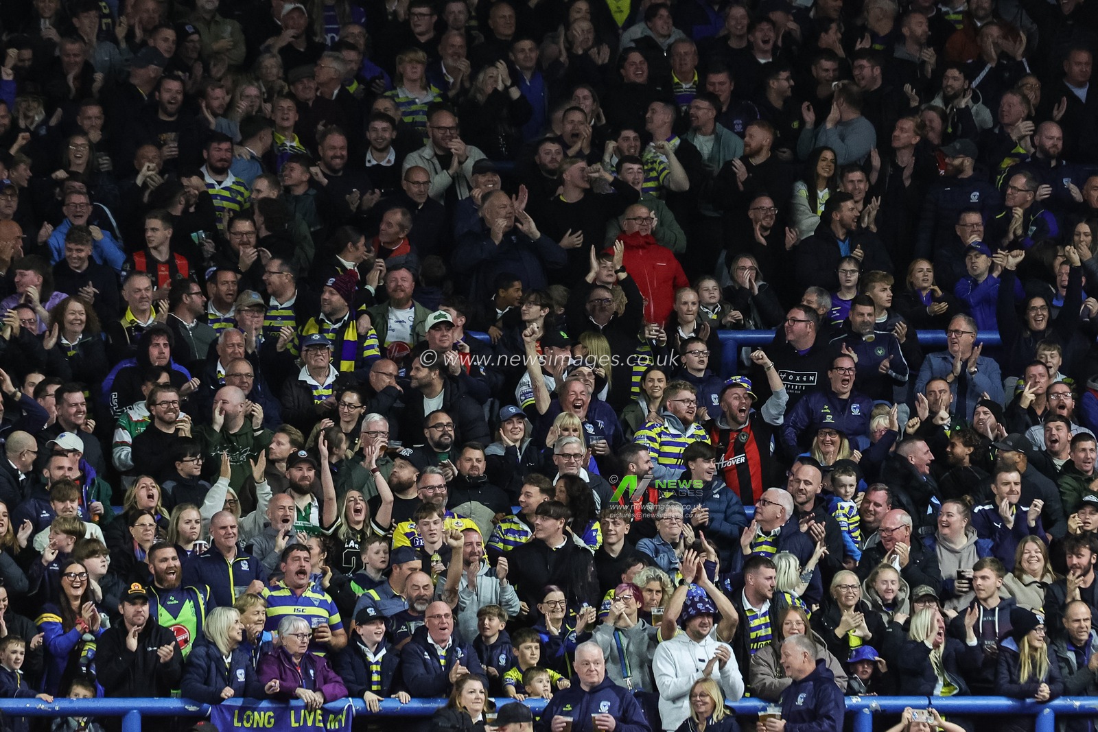 Warrington fans celebrate the try of James Bentley of Warrington Wolves (not pictured) during the Betfred Super League Play-off Semi-Final match Leeds Rhinos vs Warrington Wolves at AMT Headingley Stadium, Leeds, United Kingdom on 25 September 2026

(Photo by Mark Cosgrove/News Images)