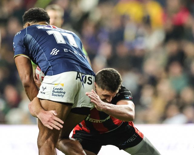 Kallum Watkins of Leeds Rhinos is tackled by Liam Byrne of Warrington Wolves during the Betfred Super League Play-off Semi-Final match Leeds Rhinos vs Warrington Wolves at AMT Headingley Stadium, Leeds, United Kingdom on 25 September 2026

(Photo by Mark Cosgrove/News Images)