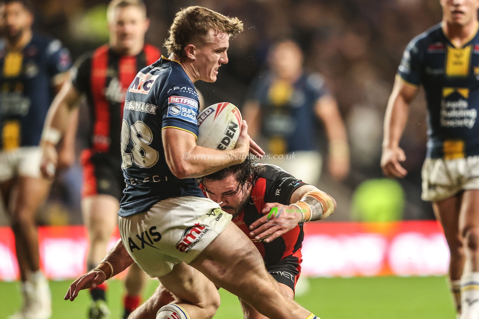 Fergie McCormack of Leeds Rhinos is tackled by James Bentley of Warrington Wolves during the Betfred Super League Play-off Semi-Final match Leeds Rhinos vs Warrington Wolves at AMT Headingley Stadium, Leeds, United Kingdom on 25 September 2026

(Photo by Alfie Cosgrove/News Images)