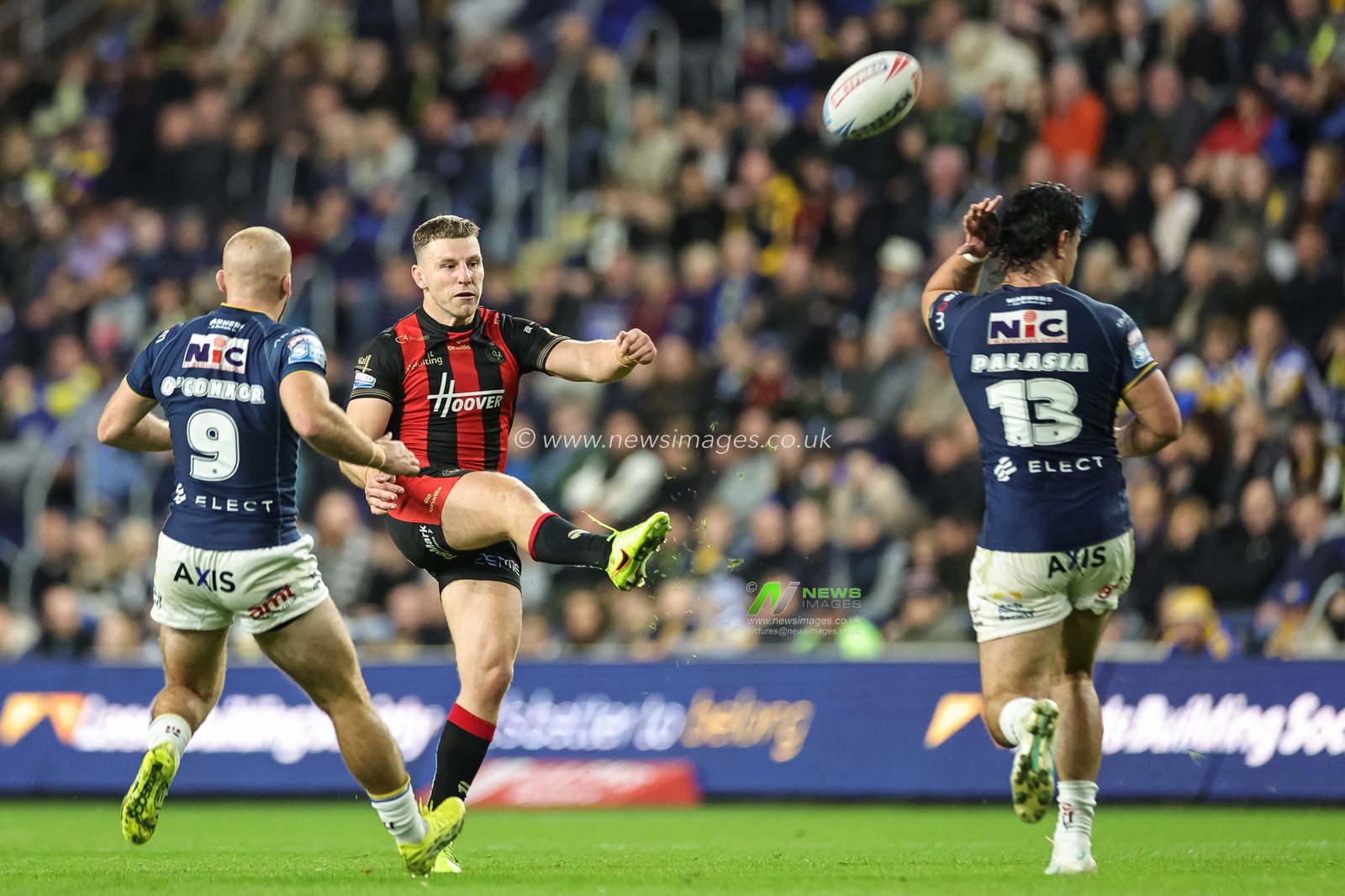George Williams of Warrington Wolves kicks up field during the Betfred Super League Play-off Semi-Final match Leeds Rhinos vs Warrington Wolves at AMT Headingley Stadium, Leeds, United Kingdom on 25 September 2026

(Photo by Mark Cosgrove/News Images)