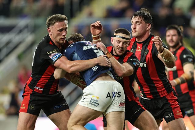 Harry Newman of Leeds Rhinos is tackled by Ben Currie of Warrington Wolves Danny Walker of Warrington Wolves and Liam Byrne of Warrington Wolves during the Betfred Super League Play-off Semi-Final match Leeds Rhinos vs Warrington Wolves at AMT Headingley Stadium, Leeds, United Kingdom on 25 September 2026

(Photo by Mark Cosgrove/News Images)