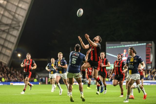 Toby King of Warrington Wolves jumps up to win the high ball from Ryan Hall of Leeds Rhinos during the Betfred Super League Play-off Semi-Final match Leeds Rhinos vs Warrington Wolves at AMT Headingley Stadium, Leeds, United Kingdom on 25 September 2026

(Photo by Alfie Cosgrove/News Images)