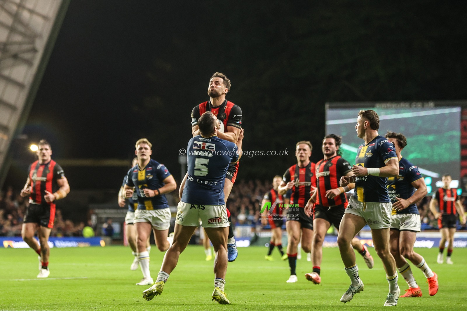 Toby King of Warrington Wolves jumps up to win the high ball from Ryan Hall of Leeds Rhinos during the Betfred Super League Play-off Semi-Final match Leeds Rhinos vs Warrington Wolves at AMT Headingley Stadium, Leeds, United Kingdom on 25 September 2026

(Photo by Alfie Cosgrove/News Images)