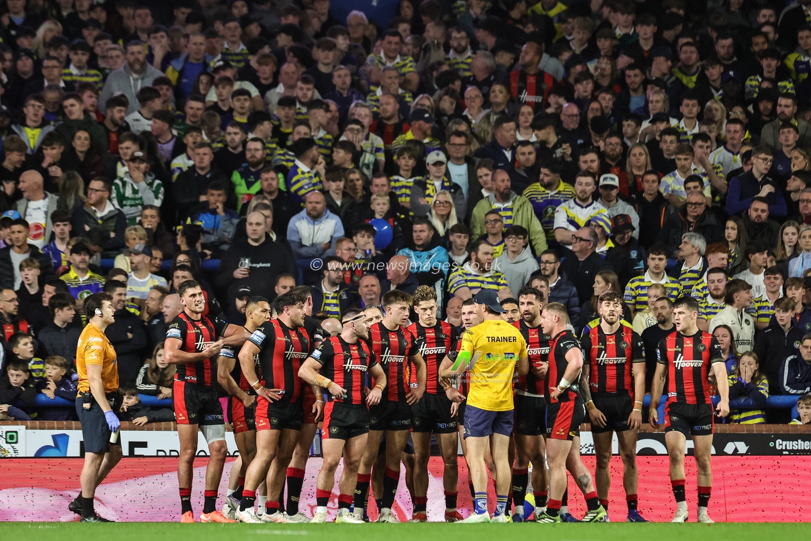 Warrington Trainer Stefan Ratchford holds a team talk after the Wire go 10-6 down during the Betfred Super League Play-off Semi-Final match Leeds Rhinos vs Warrington Wolves at AMT Headingley Stadium, Leeds, United Kingdom on 25 September 2026

(Photo by Mark Cosgrove/News Images)