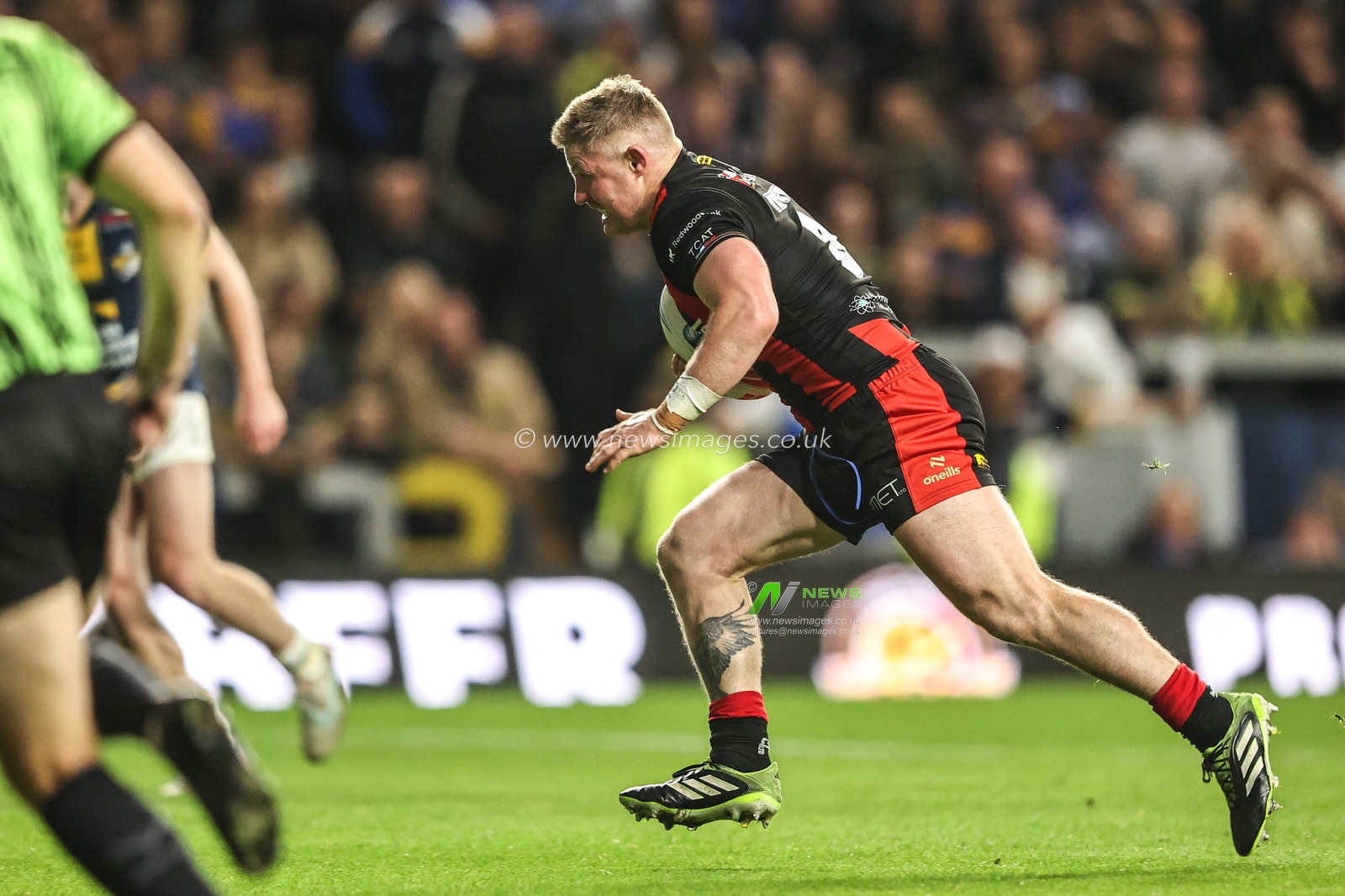 Luke Yates of Warrington Wolves goes over for a try during the Betfred Super League Play-off Semi-Final match Leeds Rhinos vs Warrington Wolves at AMT Headingley Stadium, Leeds, United Kingdom on 25 September 2026

(Photo by Alfie Cosgrove/News Images)