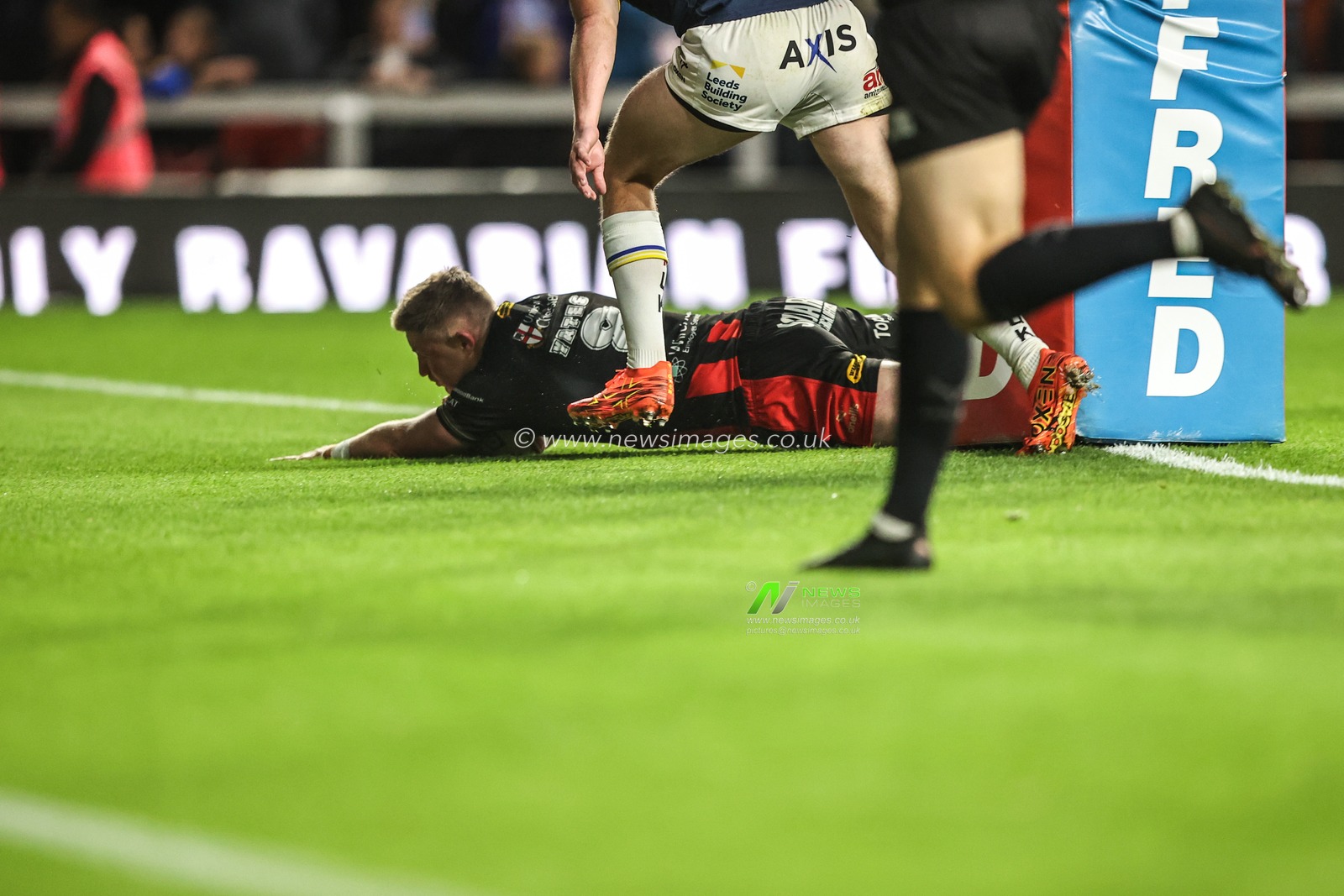 Luke Yates of Warrington Wolves goes over for a try during the Betfred Super League Play-off Semi-Final match Leeds Rhinos vs Warrington Wolves at AMT Headingley Stadium, Leeds, United Kingdom on 25 September 2026

(Photo by Alfie Cosgrove/News Images)