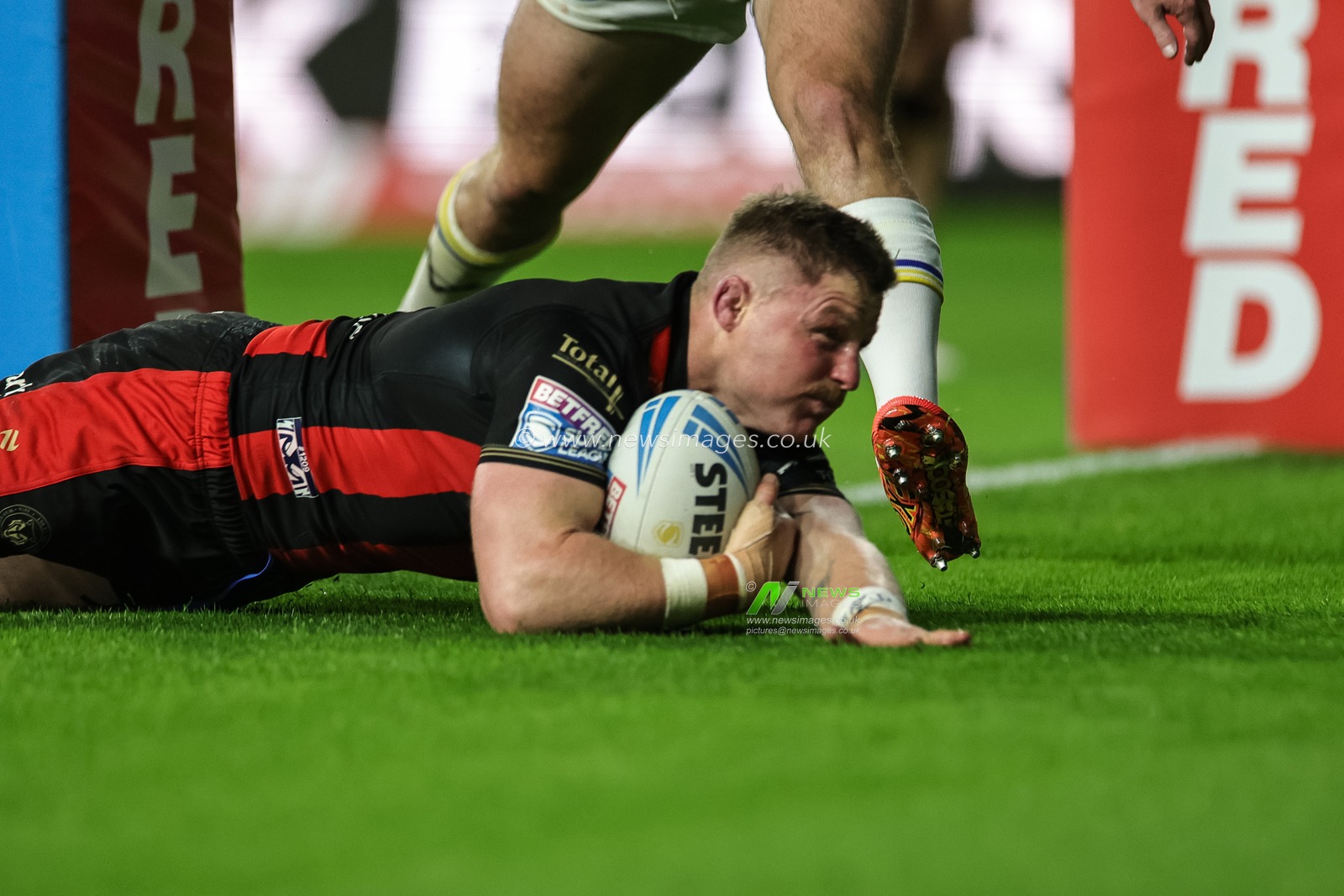 Luke Yates of Warrington Wolves goes over for a try during the Betfred Super League Play-off Semi-Final match Leeds Rhinos vs Warrington Wolves at AMT Headingley Stadium, Leeds, United Kingdom on 25 September 2026

(Photo by Mark Cosgrove/News Images)