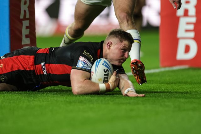Luke Yates of Warrington Wolves goes over for a try during the Betfred Super League Play-off Semi-Final match Leeds Rhinos vs Warrington Wolves at AMT Headingley Stadium, Leeds, United Kingdom on 25 September 2026

(Photo by Mark Cosgrove/News Images)