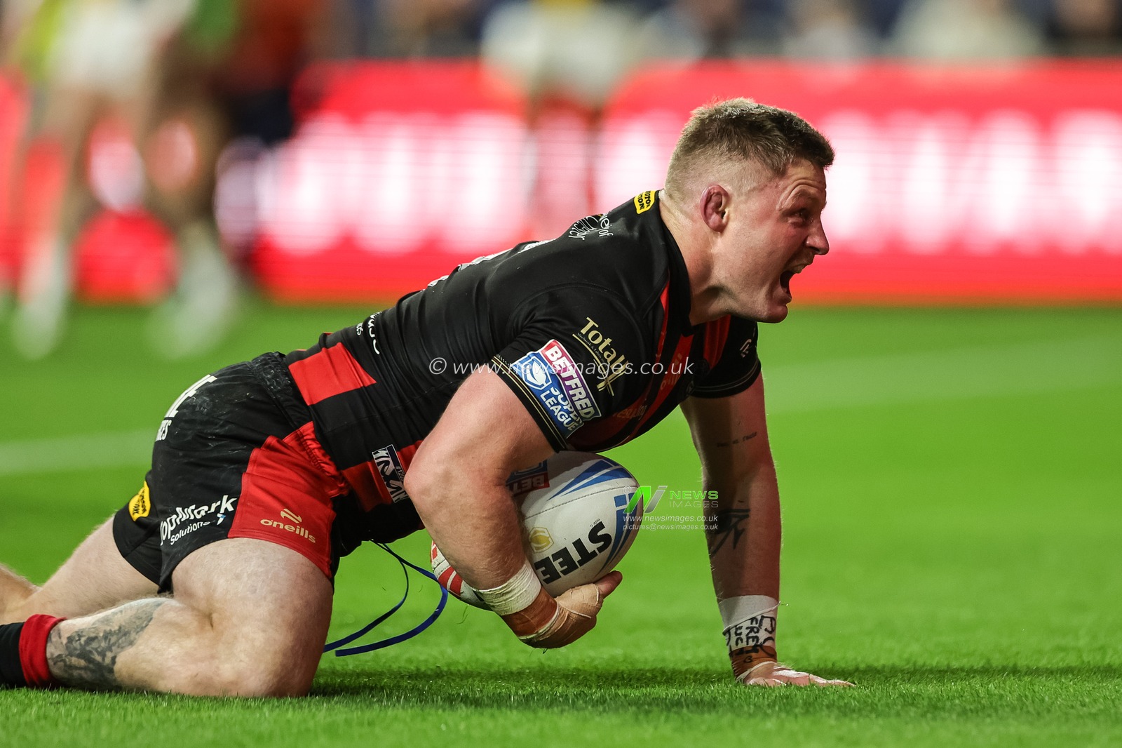 Luke Yates of Warrington Wolves celebrates his try during the Betfred Super League Play-off Semi-Final match Leeds Rhinos vs Warrington Wolves at AMT Headingley Stadium, Leeds, United Kingdom on 25 September 2026

(Photo by Mark Cosgrove/News Images)