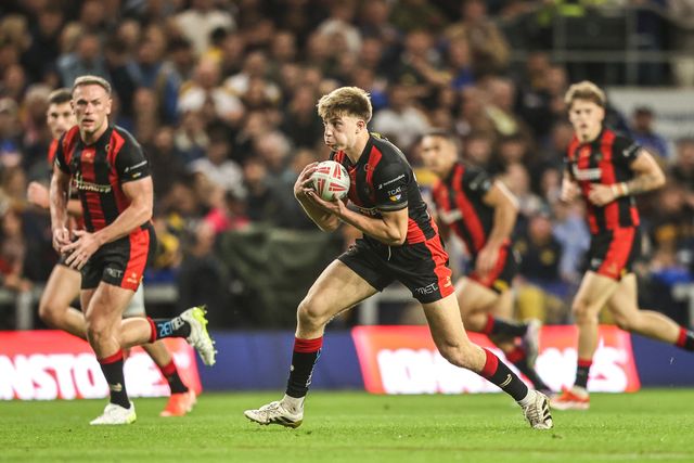 Ewan Irwin of Warrington Wolves breaks with the ball during the Betfred Super League Play-off Semi-Final match Leeds Rhinos vs Warrington Wolves at AMT Headingley Stadium, Leeds, United Kingdom on 25 September 2026

(Photo by Alfie Cosgrove/News Images)