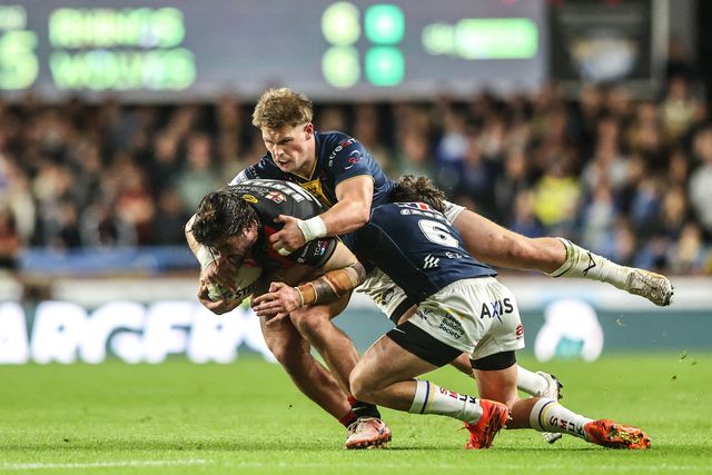 James Bentley of Warrington Wolves is tackled by Tom Holroyd of Leeds Rhinos and Brodie Croft of Leeds Rhinos during the Betfred Super League Play-off Semi-Final match Leeds Rhinos vs Warrington Wolves at AMT Headingley Stadium, Leeds, United Kingdom on 25 September 2026

(Photo by Alfie Cosgrove/News Images)