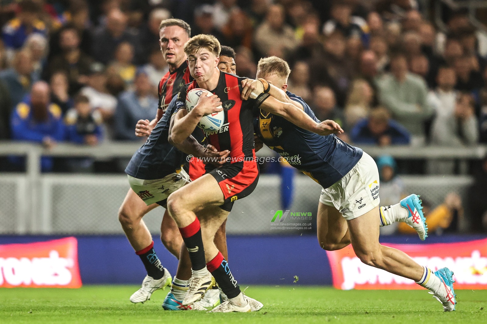 Ewan Irwin of Warrington Wolves is tackled by Cooper Jenkins of Leeds Rhinos during the Betfred Super League Play-off Semi-Final match Leeds Rhinos vs Warrington Wolves at AMT Headingley Stadium, Leeds, United Kingdom on 25 September 2026

(Photo by Alfie Cosgrove/News Images)