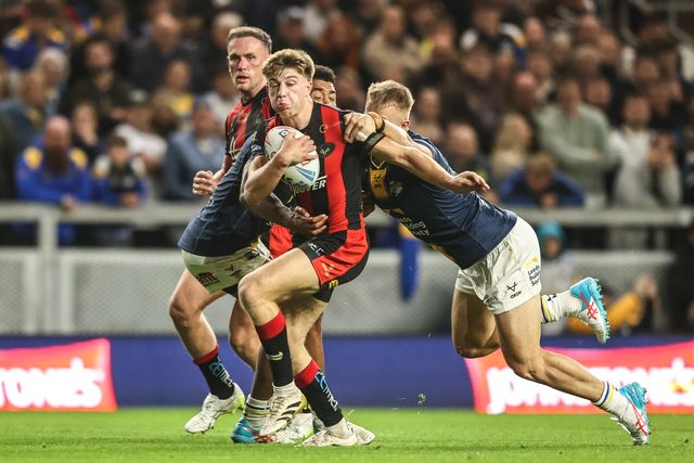 Ewan Irwin of Warrington Wolves is tackled by Cooper Jenkins of Leeds Rhinos during the Betfred Super League Play-off Semi-Final match Leeds Rhinos vs Warrington Wolves at AMT Headingley Stadium, Leeds, United Kingdom on 25 September 2026

(Photo by Alfie Cosgrove/News Images)