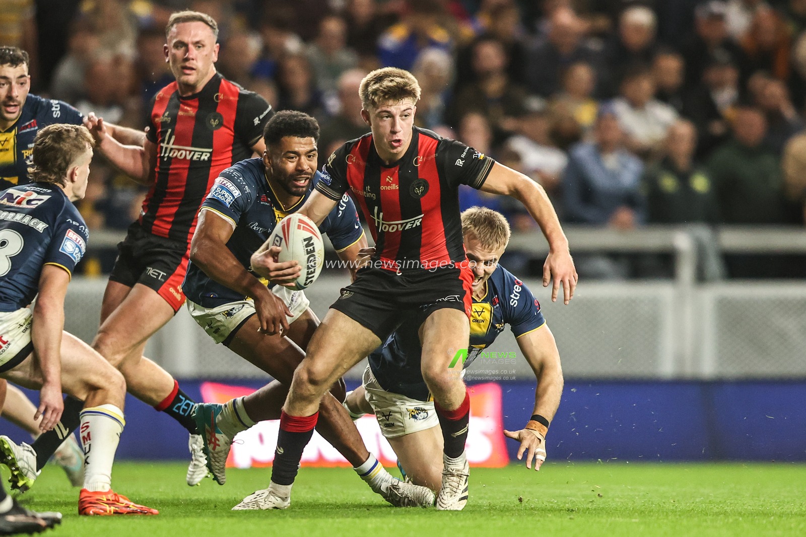 Ewan Irwin of Warrington Wolves breaks with the ball during the Betfred Super League Play-off Semi-Final match Leeds Rhinos vs Warrington Wolves at AMT Headingley Stadium, Leeds, United Kingdom on 25 September 2026

(Photo by Alfie Cosgrove/News Images)