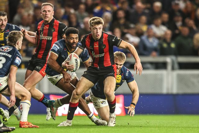 Ewan Irwin of Warrington Wolves breaks with the ball during the Betfred Super League Play-off Semi-Final match Leeds Rhinos vs Warrington Wolves at AMT Headingley Stadium, Leeds, United Kingdom on 25 September 2026

(Photo by Alfie Cosgrove/News Images)