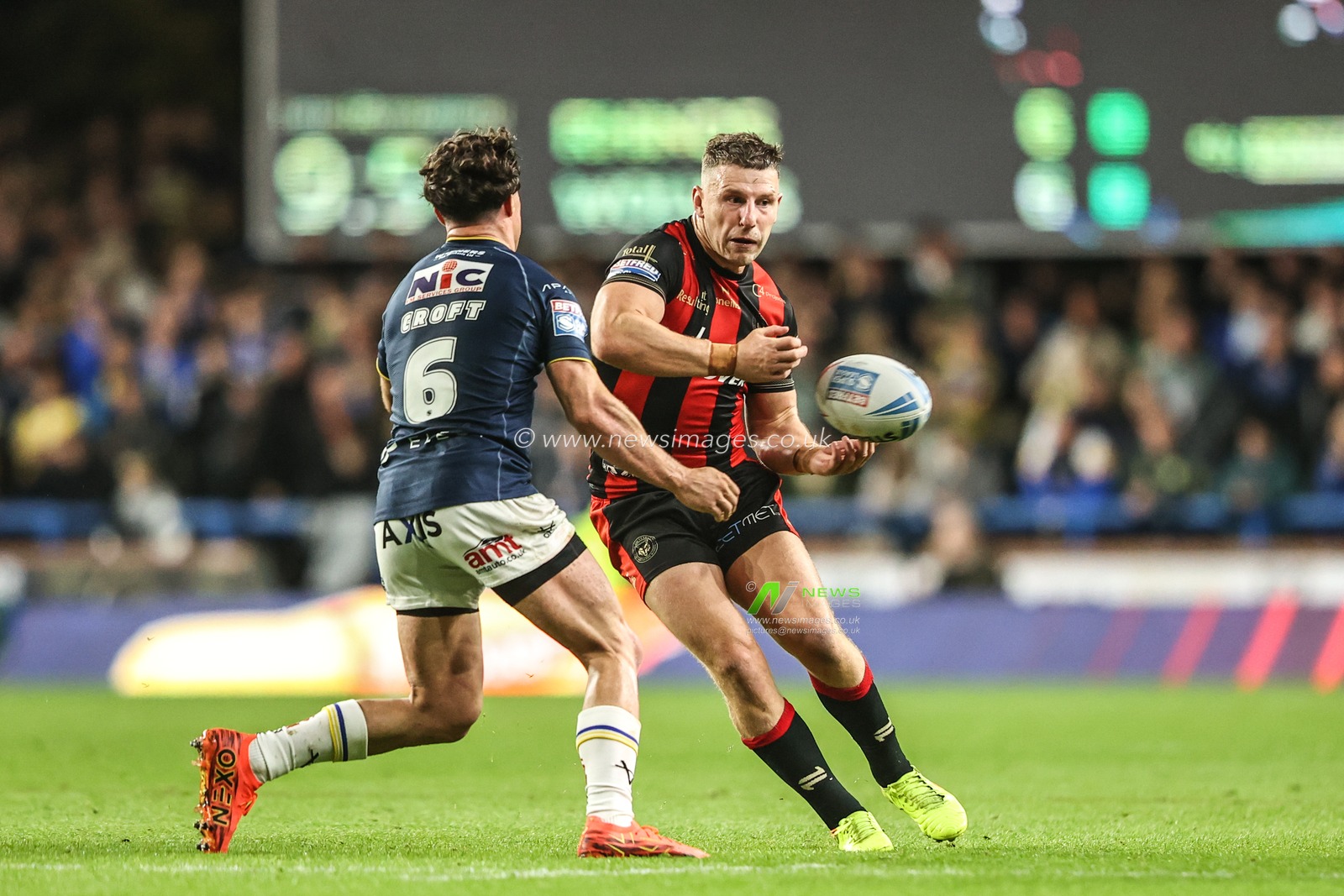 George Williams of Warrington Wolves passes the ball during the Betfred Super League Play-off Semi-Final match Leeds Rhinos vs Warrington Wolves at AMT Headingley Stadium, Leeds, United Kingdom on 25 September 2026

(Photo by Alfie Cosgrove/News Images)