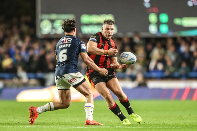 George Williams of Warrington Wolves passes the ball during the Betfred Super League Play-off Semi-Final match Leeds Rhinos vs Warrington Wolves at AMT Headingley Stadium, Leeds, United Kingdom on 25 September 2026

(Photo by Alfie Cosgrove/News Images)