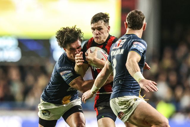 Josh Thewlis of Warrington Wolves is tackled by Brodie Croft of Leeds Rhinos during the Betfred Super League Play-off Semi-Final match Leeds Rhinos vs Warrington Wolves at AMT Headingley Stadium, Leeds, United Kingdom on 25 September 2026

(Photo by Alfie Cosgrove/News Images)