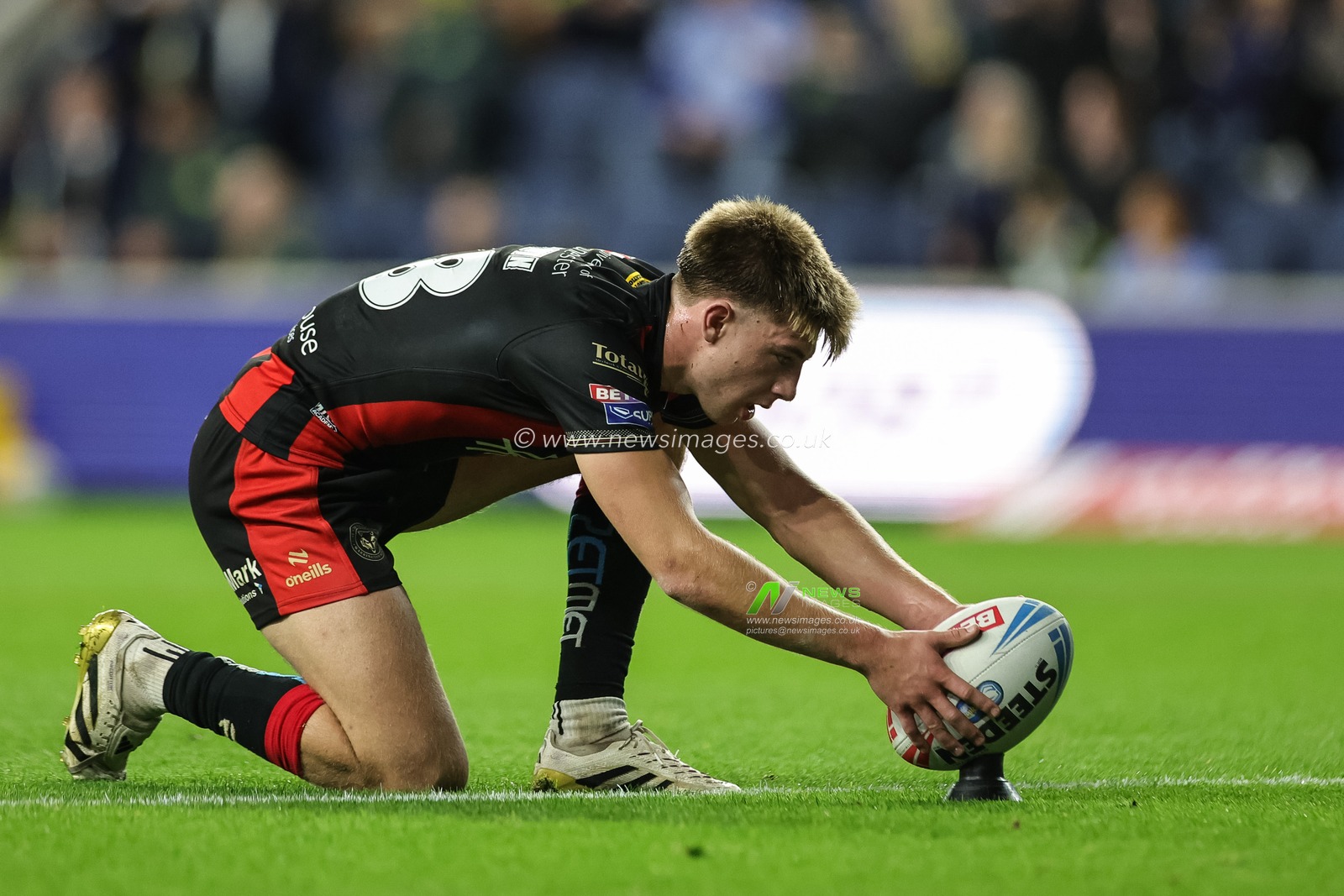 Ewan Irwin of Warrington Wolves lines up the ball before converting a goal during the Betfred Super League Play-off Semi-Final match Leeds Rhinos vs Warrington Wolves at AMT Headingley Stadium, Leeds, United Kingdom on 25 September 2026

(Photo by Mark Cosgrove/News Images)