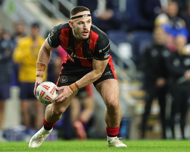 Danny Walker of Warrington Wolves offloads during the Betfred Super League Play-off Semi-Final match Leeds Rhinos vs Warrington Wolves at AMT Headingley Stadium, Leeds, United Kingdom on 25 September 2026

(Photo by Mark Cosgrove/News Images)