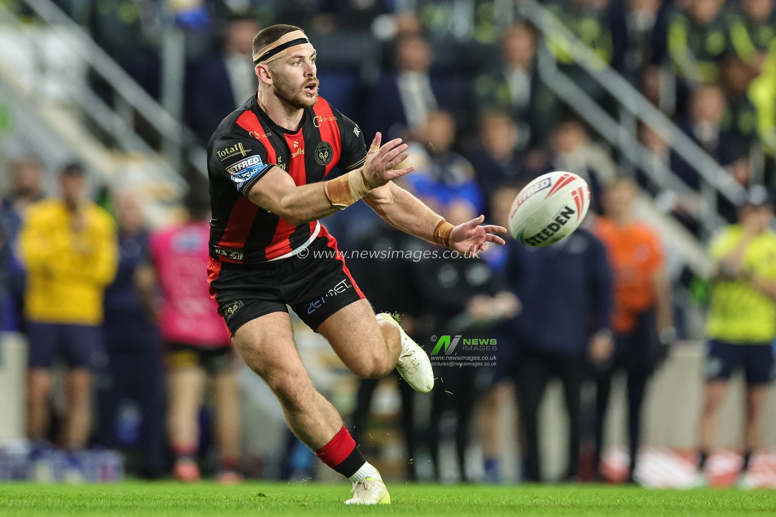 Danny Walker of Warrington Wolves offloads during the Betfred Super League Play-off Semi-Final match Leeds Rhinos vs Warrington Wolves at AMT Headingley Stadium, Leeds, United Kingdom on 25 September 2026

(Photo by Mark Cosgrove/News Images)
