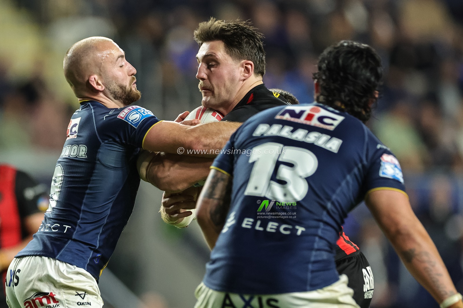 Liam Byrne of Warrington Wolves is tackled by Jarrod O'Connor of Leeds Rhinos during the Betfred Super League Play-off Semi-Final match Leeds Rhinos vs Warrington Wolves at AMT Headingley Stadium, Leeds, United Kingdom on 25 September 2026

(Photo by Mark Cosgrove/News Images)