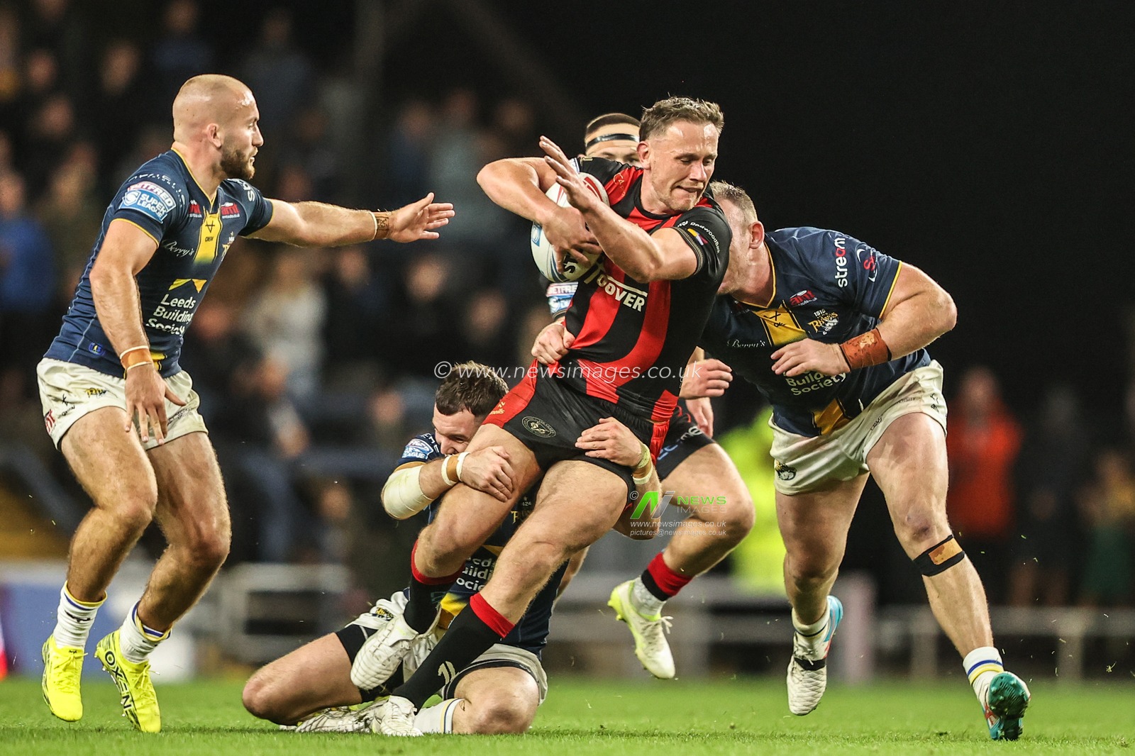 Ben Currie of Warrington Wolves is tackled by Cameron Smith of Leeds Rhinos and Matt Lodge of Leeds Rhinos during the Betfred Super League Play-off Semi-Final match Leeds Rhinos vs Warrington Wolves at AMT Headingley Stadium, Leeds, United Kingdom on 25 September 2026

(Photo by Alfie Cosgrove/News Images)