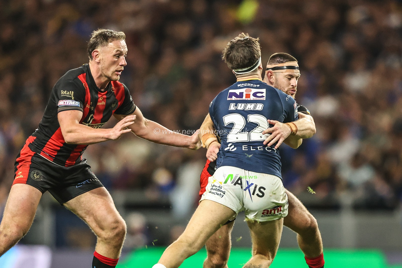 Riley Lumb of Leeds Rhinos is tackled by Danny Walker of Warrington Wolves during the Betfred Super League Play-off Semi-Final match Leeds Rhinos vs Warrington Wolves at AMT Headingley Stadium, Leeds, United Kingdom on 25 September 2026

(Photo by Alfie Cosgrove/News Images)