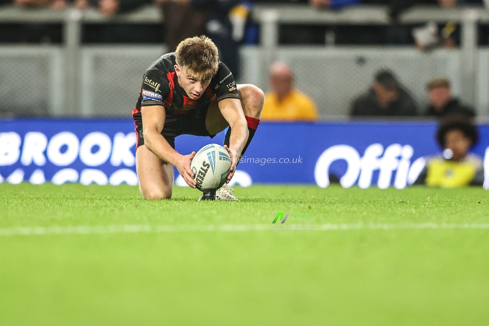 Ewan Irwin of Warrington Wolves prepares to take a penalty during the Betfred Super League Play-off Semi-Final match Leeds Rhinos vs Warrington Wolves at AMT Headingley Stadium, Leeds, United Kingdom on 25 September 2026

(Photo by Alfie Cosgrove/News Images)