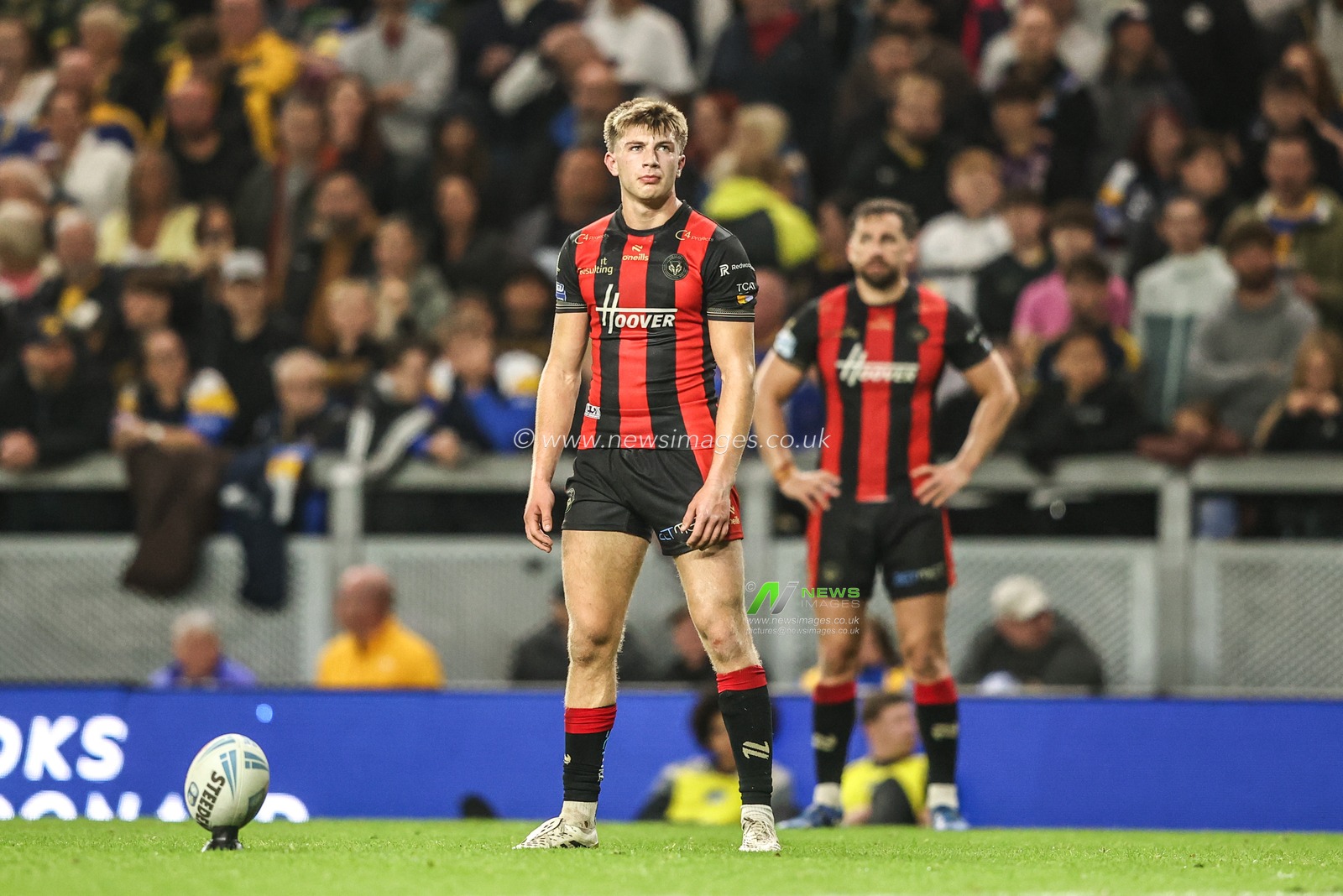 Ewan Irwin of Warrington Wolves prepares to take a penalty during the Betfred Super League Play-off Semi-Final match Leeds Rhinos vs Warrington Wolves at AMT Headingley Stadium, Leeds, United Kingdom on 25 September 2026

(Photo by Alfie Cosgrove/News Images)