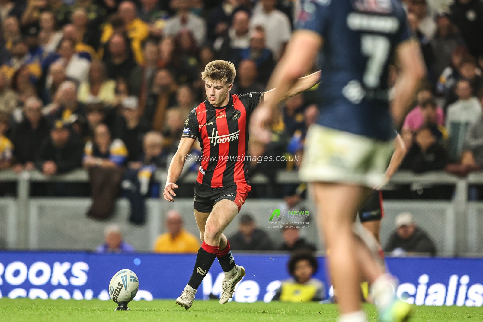 Ewan Irwin of Warrington Wolves scores a penalty during the Betfred Super League Play-off Semi-Final match Leeds Rhinos vs Warrington Wolves at AMT Headingley Stadium, Leeds, United Kingdom on 25 September 2026

(Photo by Alfie Cosgrove/News Images)