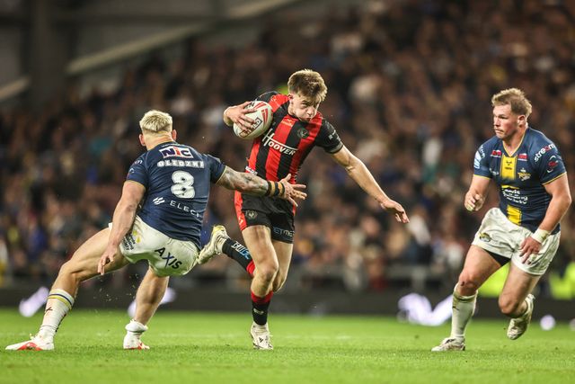 Ewan Irwin of Warrington Wolves breaks with the ball during the Betfred Super League Play-off Semi-Final match Leeds Rhinos vs Warrington Wolves at AMT Headingley Stadium, Leeds, United Kingdom on 25 September 2026

(Photo by Alfie Cosgrove/News Images)