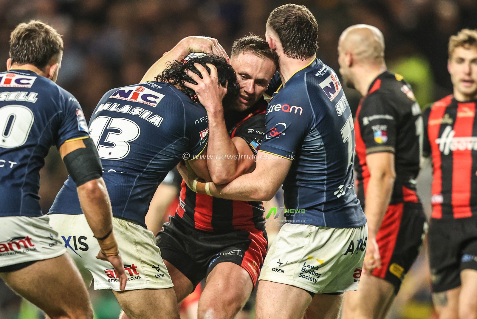 Ben Currie of Warrington Wolves is tackled by Keenan Palasia of Leeds Rhinos during the Betfred Super League Play-off Semi-Final match Leeds Rhinos vs Warrington Wolves at AMT Headingley Stadium, Leeds, United Kingdom on 25 September 2026

(Photo by Alfie Cosgrove/News Images)