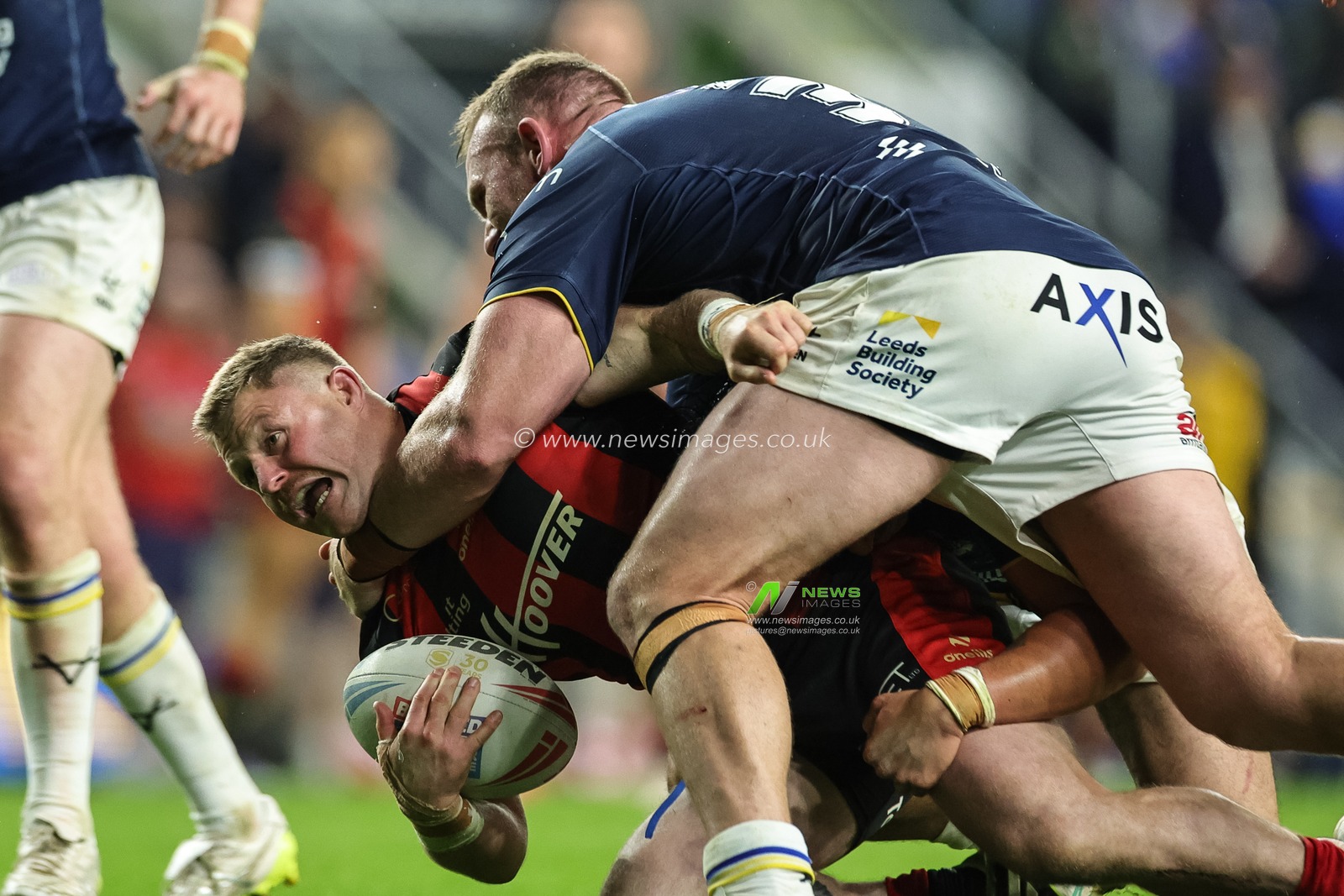 Luke Yates of Warrington Wolves is tackled during the Betfred Super League Play-off Semi-Final match Leeds Rhinos vs Warrington Wolves at AMT Headingley Stadium, Leeds, United Kingdom on 25 September 2026

(Photo by Mark Cosgrove/News Images)