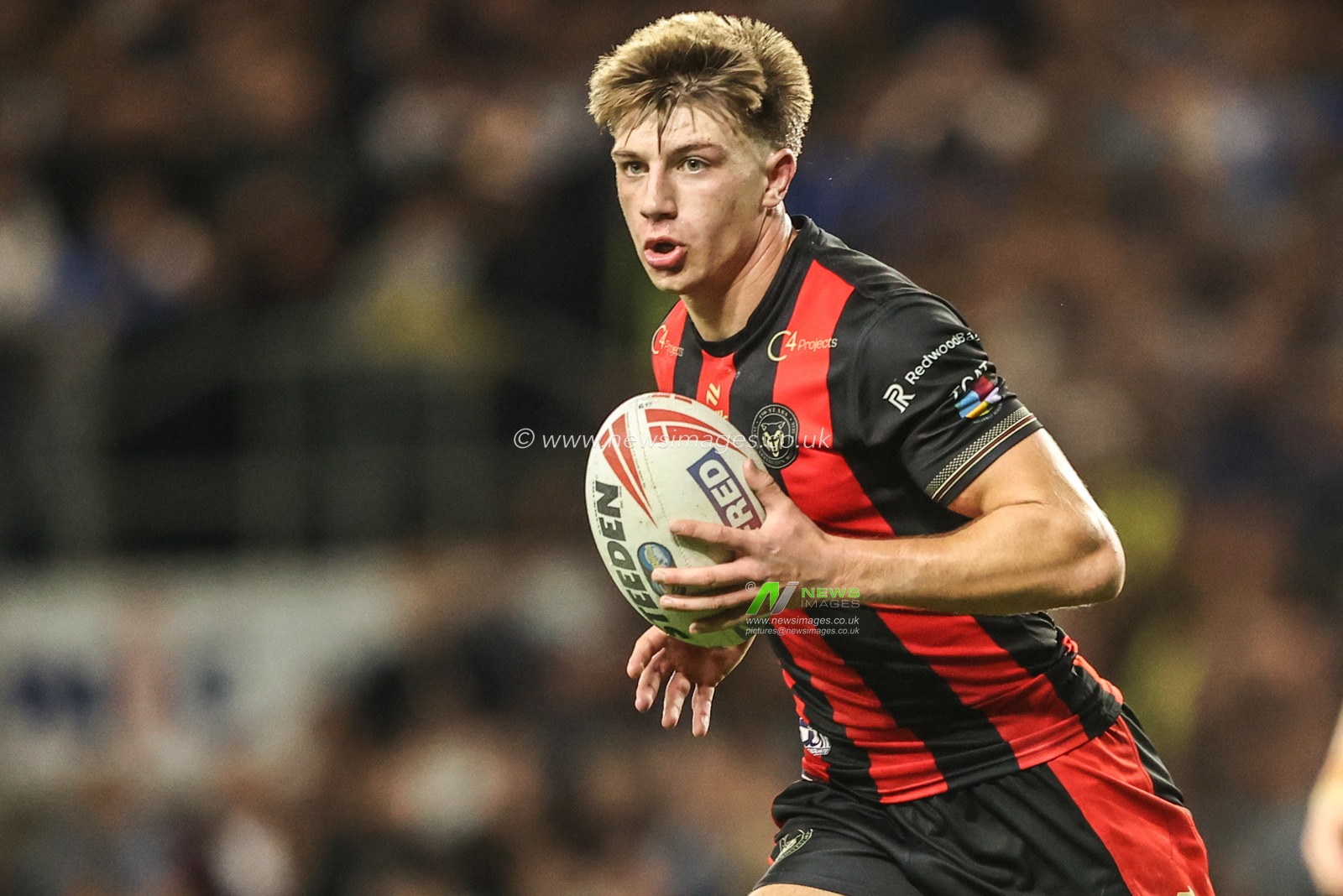 Ewan Irwin of Warrington Wolves breaks with the ball during the Betfred Super League Play-off Semi-Final match Leeds Rhinos vs Warrington Wolves at AMT Headingley Stadium, Leeds, United Kingdom on 25 September 2026

(Photo by Alfie Cosgrove/News Images)