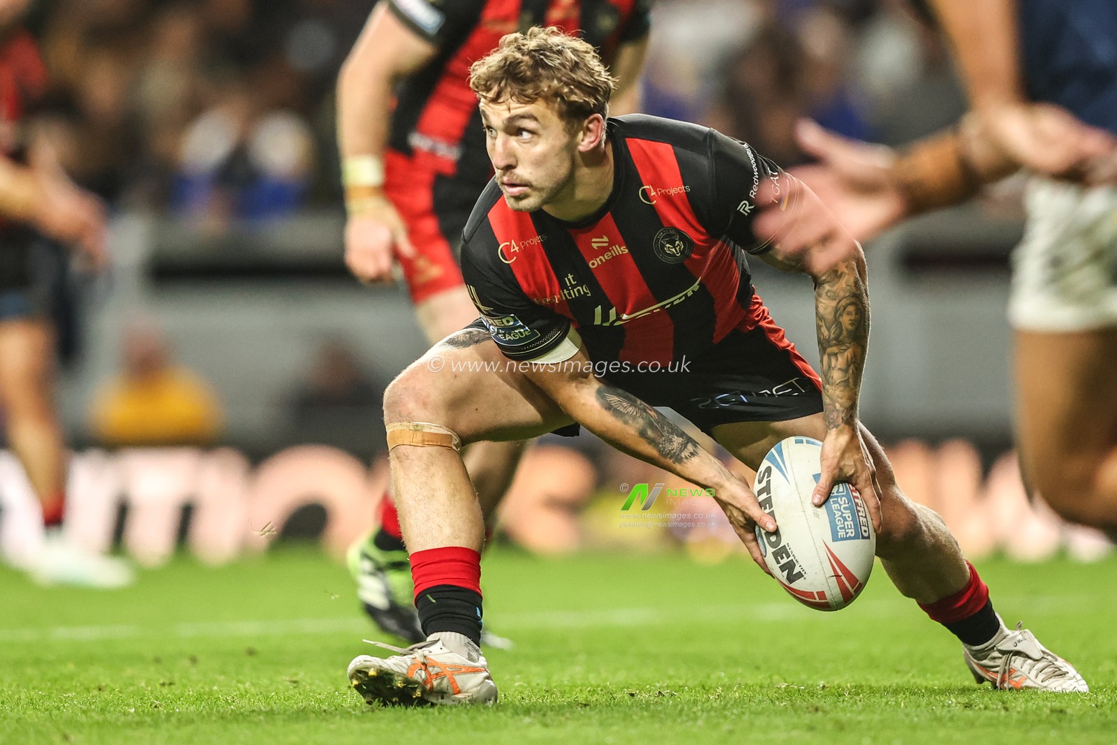 Sam Powell of Warrington Wolves passes the ball during the Betfred Super League Play-off Semi-Final match Leeds Rhinos vs Warrington Wolves at AMT Headingley Stadium, Leeds, United Kingdom on 25 September 2026

(Photo by Alfie Cosgrove/News Images)