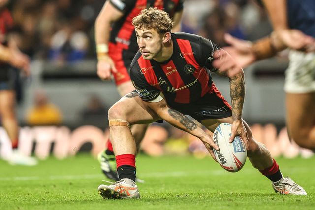 Sam Powell of Warrington Wolves passes the ball during the Betfred Super League Play-off Semi-Final match Leeds Rhinos vs Warrington Wolves at AMT Headingley Stadium, Leeds, United Kingdom on 25 September 2026

(Photo by Alfie Cosgrove/News Images)