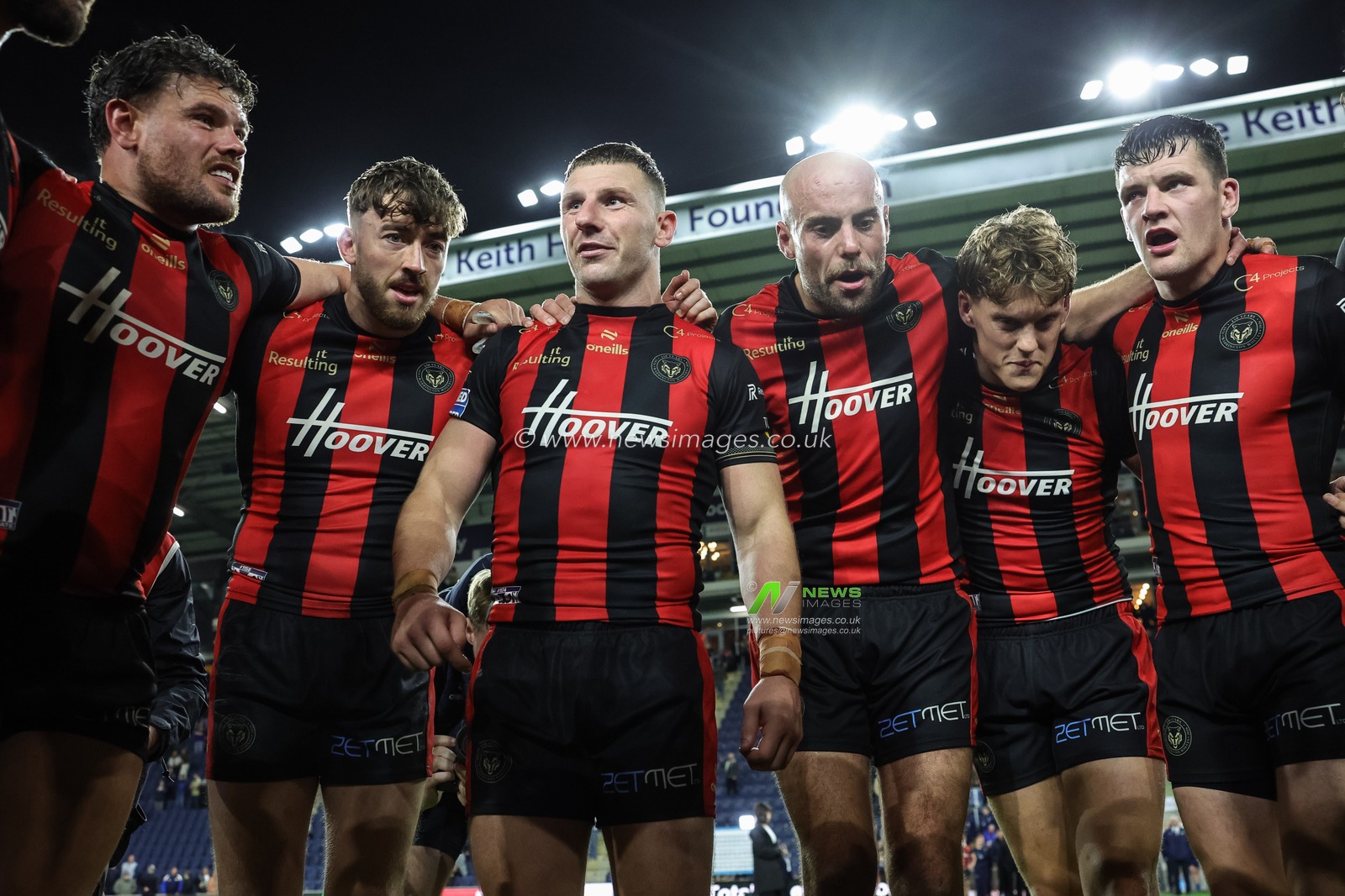 George Williams of Warrington Wolves and his teammates hold a team huddle after reaching the Grand Final during the Betfred Super League Play-off Semi-Final match Leeds Rhinos vs Warrington Wolves at AMT Headingley Stadium, Leeds, United Kingdom on 25 September 2026

(Photo by Mark Cosgrove/News Images)