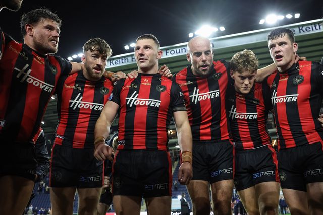 George Williams of Warrington Wolves and his teammates hold a team huddle after reaching the Grand Final during the Betfred Super League Play-off Semi-Final match Leeds Rhinos vs Warrington Wolves at AMT Headingley Stadium, Leeds, United Kingdom on 25 September 2026

(Photo by Mark Cosgrove/News Images)