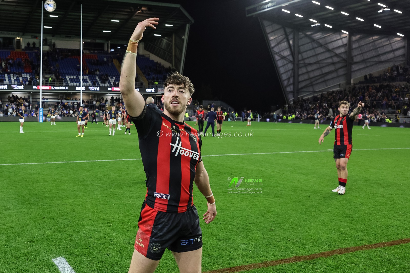 Matty Ashton of Warrington Wolves celebrates the win during the Betfred Super League Play-off Semi-Final match Leeds Rhinos vs Warrington Wolves at AMT Headingley Stadium, Leeds, United Kingdom on 25 September 2026

(Photo by Mark Cosgrove/News Images)