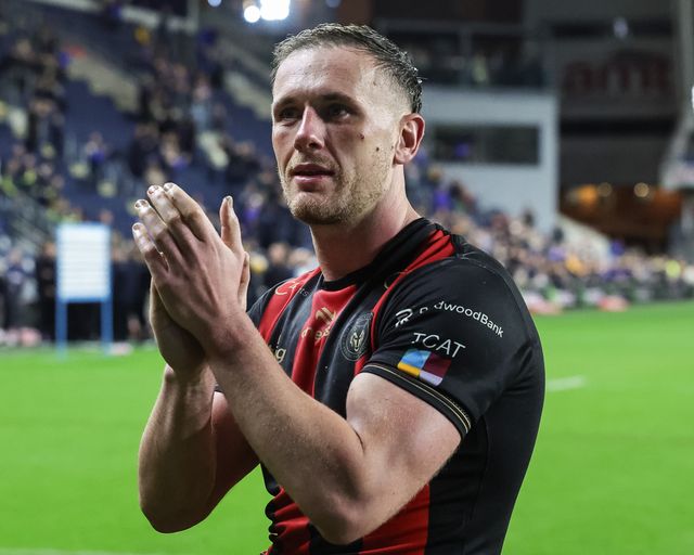 Ben Currie of Warrington Wolves applauds the fans during the Betfred Super League Play-off Semi-Final match Leeds Rhinos vs Warrington Wolves at AMT Headingley Stadium, Leeds, United Kingdom on 25 September 2026

(Photo by Mark Cosgrove/News Images)