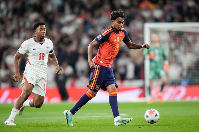 Lamine Yamal of Spain runs with the ball under pressure from Myles Lewis-Skelly of England during the UEFA Nations League match England vs Spain at Wembley Stadium, London, United Kingdom on 26 September 2026

(Photo by Maynard Manyowa/News Images)