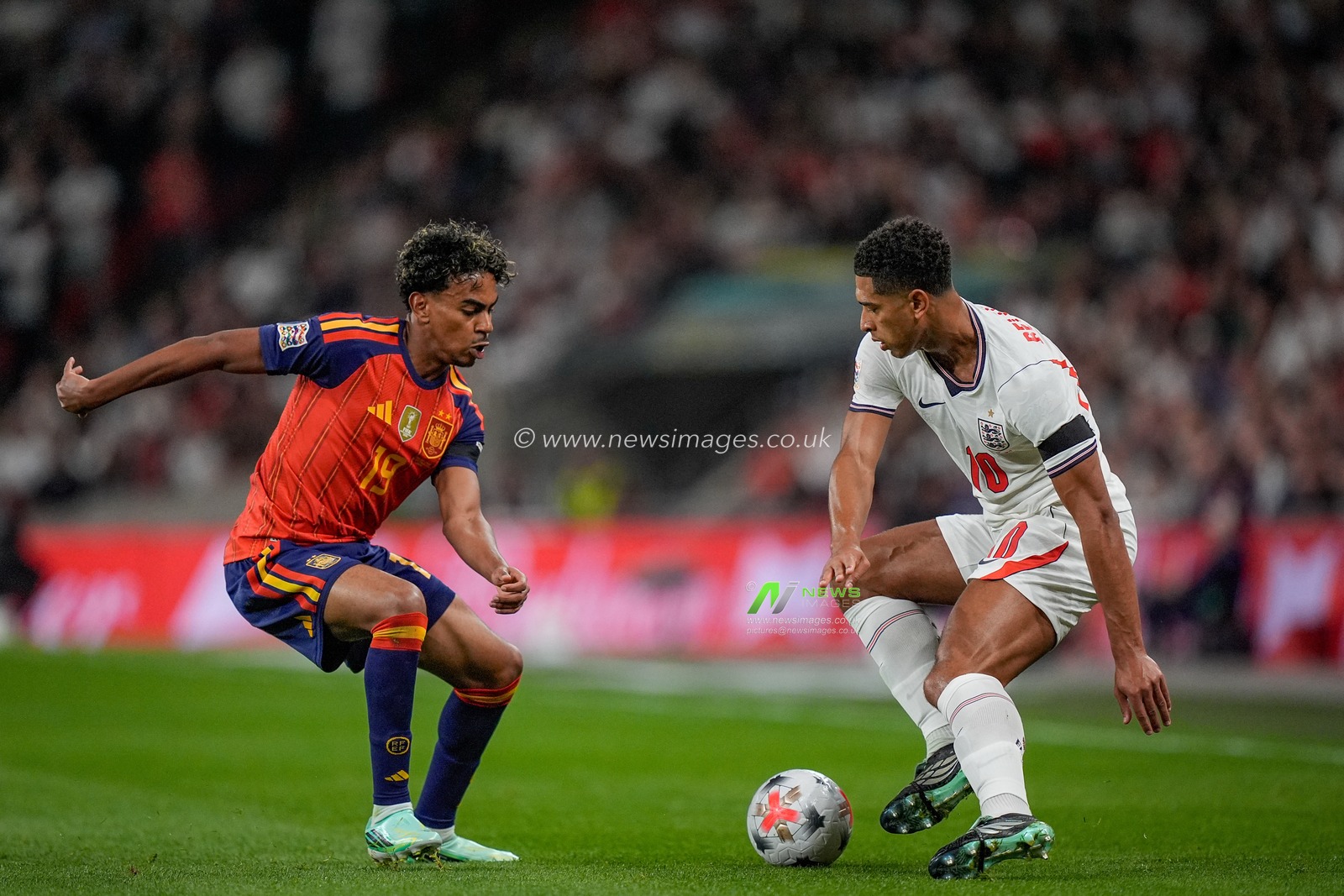 Jude Bellingham of England is marked by Lamine Yamal of Spain during the UEFA Nations League match England vs Spain at Wembley Stadium, London, United Kingdom on 26 September 2026

(Photo by Maynard Manyowa/News Images)